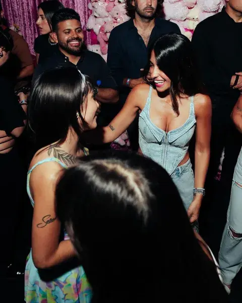 El encuentro de María Becerra y Antonela Roccuzzo en la Fiesta Bresh. El encuentro de María Becerra y Antonela Roccuzzo en la Fiesta Bresh.