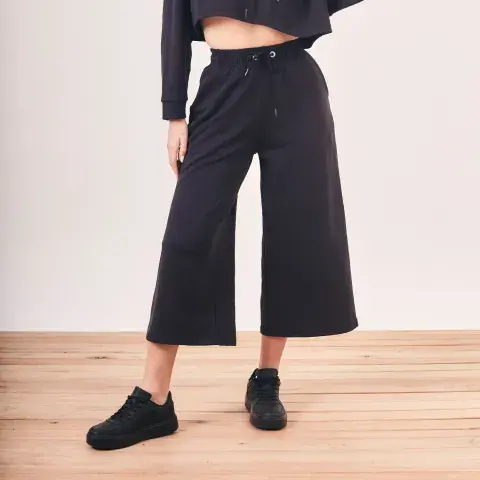 De jogging, estilo deportivo. @atomikoficial