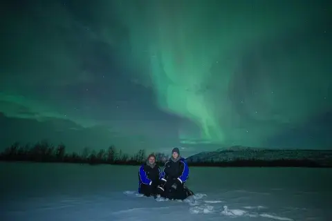 Eligieron las auroras boreales para celebrar su primer aniversario de casados Eligieron las auroras boreales para celebrar su primer aniversario de casados