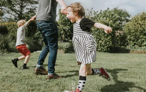 La importancia de tener tiempo libre, sin juego reglado y en familia, es un hábito de autocuidado fundamental. La importancia de tener tiempo libre, sin juego reglado y en familia, es un hábito de autocuidado fundamental.