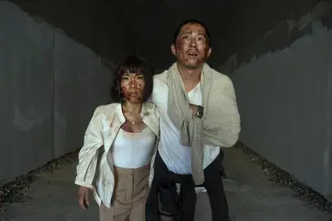 Ali Wong y Steven Yeun en la serie de Netflix, Beef (Bronca). Ali Wong y Steven Yeun en la serie de Netflix, Beef (Bronca).