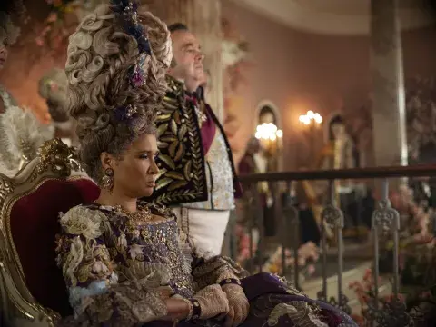 Golda Rosheuvel vuelve a dar vida a Reina Carlota de Mecklemburgo-Strelitz. Golda Rosheuvel vuelve a dar vida a Reina Carlota de Mecklemburgo-Strelitz.