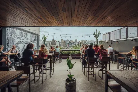 Buller: la terraza de una de las birrerías recomendadas de CABA. Buller: la terraza de una de las birrerías recomendadas de CABA.