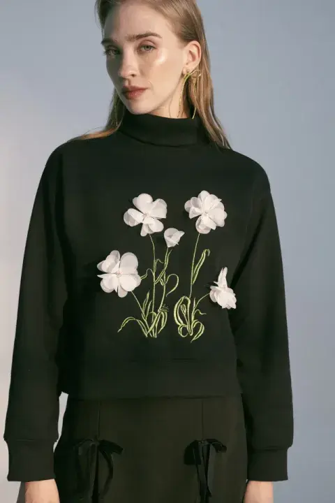 En negro, con flores blancas bordadas en organza. @lulumartinsgram En negro, con flores blancas bordadas en organza. @lulumartinsgram