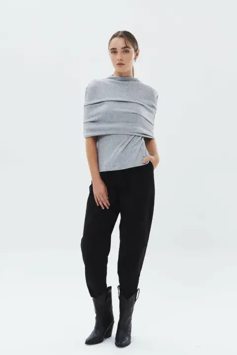 Blusa de lanilla con cuello alto estilo bote, en gris perlado. @prussia_moda Blusa de lanilla con cuello alto estilo bote, en gris perlado. @prussia_moda
