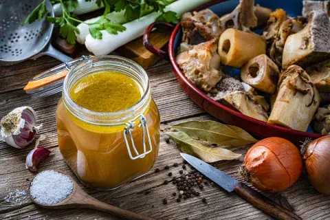 El caldo de huesos requiere una cocción de, por lo menos, seis horas. El caldo de huesos requiere una cocción de, por lo menos, seis horas.