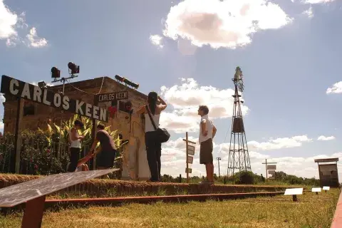 Carlos Keen queda a sólo 80 km de la Ciudad de Buenos Aires y a 15 km de Luján. Carlos Keen queda a sólo 80 km de la Ciudad de Buenos Aires y a 15 km de Luján.