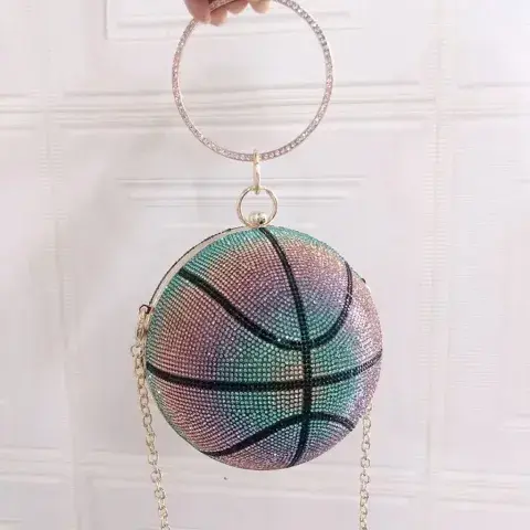 Una pelota de basket, a puro brillo. @welovenyc_showroom Una pelota de basket, a puro brillo. @welovenyc_showroom