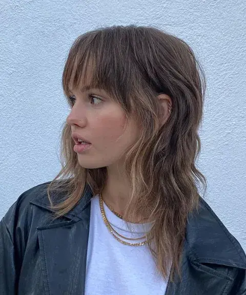 Si te gusta este estilo pero no querés llevarlo a algo tan llamativo, podés optar por un wolf cut más suavizado, largo y con menos volumen. Si te gusta este estilo pero no querés llevarlo a algo tan llamativo, podés optar por un wolf cut más suavizado, largo y con menos volumen.