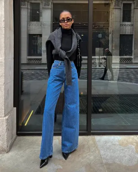 Si te gusta la estética más net, combiná tu jean Oxford con una polera negra y un sweater en colores neutros. ¡No falla! Si te gusta la estética más net, combiná tu jean Oxford con una polera negra y un sweater en colores neutros. ¡No falla!