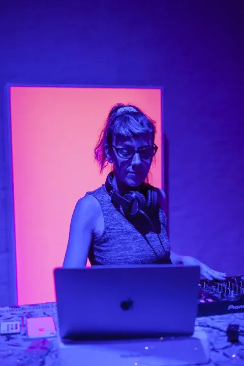 La DJ Sofi Lofi da sesiones de ecstatic dance cada quince días en Monopol Lab. La DJ Sofi Lofi da sesiones de ecstatic dance cada quince días en Monopol Lab.
