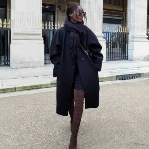 Botas "over the knee" marrones para acompañar un look invernal total black. Botas "over the knee" marrones para acompañar un look invernal total black.