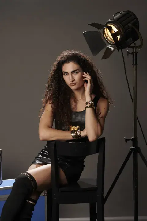 Mina Serrano en el papel de Cris Miró. Mina Serrano en el papel de Cris Miró.