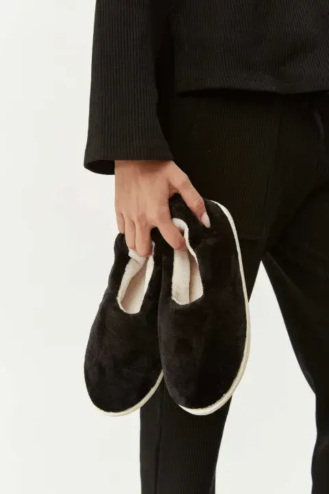 Tipo ballerina de piel con interior de corderito. Son de @parahacerfiaca Tipo ballerina de piel con interior de corderito. Son de @parahacerfiaca