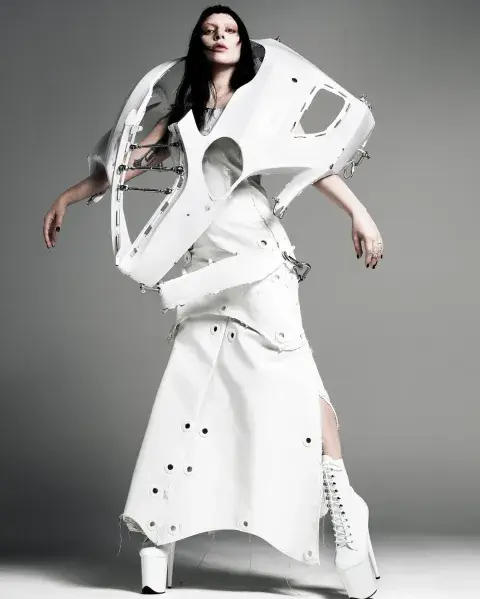 Lady Gaga luciendo un diseño del argentino Selva. Lady Gaga luciendo un diseño del argentino Selva.