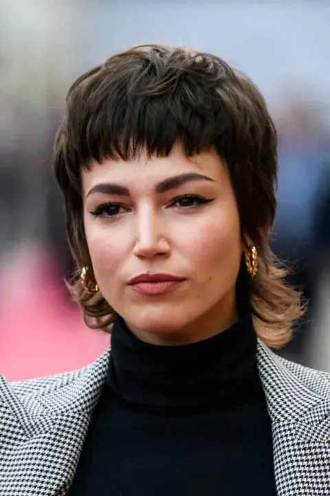 La actriz española Úrsula Corberó es una de las fanáticas del "wolf cut". Lo usó de muchas maneras, pero acá lo tiene bien corto, estilo short bob. La actriz española Úrsula Corberó es una de las fanáticas del "wolf cut". Lo usó de muchas maneras, pero acá lo tiene bien corto, estilo short bob.