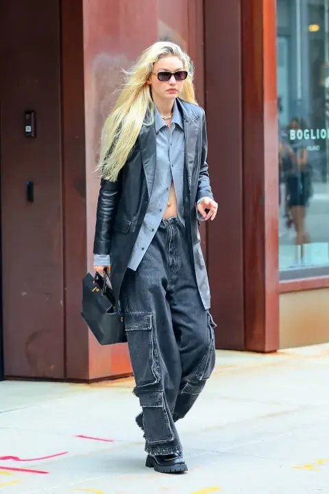 Con un pantalón tiro bajo cargo, una camisa con solo dos botones abrochados y la campera de cuero, es un look relajado y mega fashionista. Con un pantalón tiro bajo cargo, una camisa con solo dos botones abrochados y la campera de cuero, es un look relajado y mega fashionista.