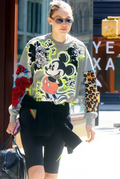 Con unas bikers y buzo atado a la cintura, la remera con parches de Mickey y texturas es genial. Con unas bikers y buzo atado a la cintura, la remera con parches de Mickey y texturas es genial.
