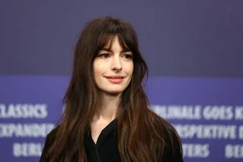 Anne Hathaway es otra de las celebrities que aman el flequillo cortina. Ella lo lleva con pelo largo y bastante recto, lo que enmarca aún más el rostro. Anne Hathaway es otra de las celebrities que aman el flequillo cortina. Ella lo lleva con pelo largo y bastante recto, lo que enmarca aún más el rostro.