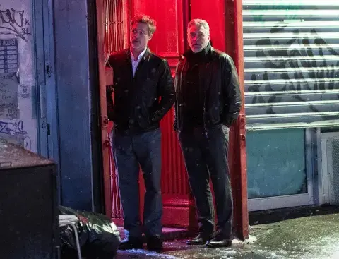 Brad Pitt y George Clooney en el set de filmación de Wolfs. Brad Pitt y George Clooney en el set de filmación de Wolfs.