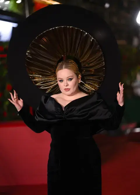 Con un vestido negro de mangas largas, llevó un tocado impresionante en dorado y negro. Fue para la Vogue World: London 2023. Con un vestido negro de mangas largas, llevó un tocado impresionante en dorado y negro. Fue para la Vogue World: London 2023.