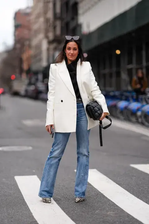 BLAZER XXL BLANCO. Un look muy relajado de jean y sweater polera negro que logra un toque de sofisticación con un blazer oversize blanco. Re va! BLAZER XXL BLANCO. Un look muy relajado de jean y sweater polera negro que logra un toque de sofisticación con un blazer oversize blanco. Re va!