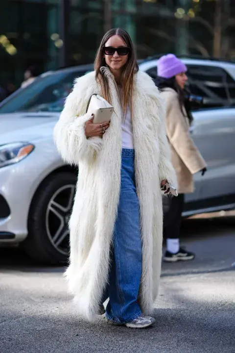 Look de invierno con maxi abrigo. Con sólo una básica abajo estas perfecta. Look de invierno con maxi abrigo. Con sólo una básica abajo estas perfecta.