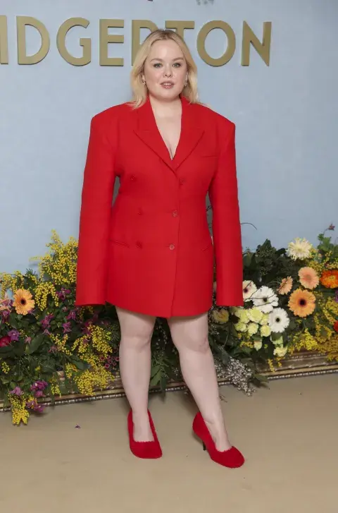 Con un saco oversize en color rojo rubí, lo llevó en mood súper sensual como la pieza principal de su estilismo. Con un saco oversize en color rojo rubí, lo llevó en mood súper sensual como la pieza principal de su estilismo.