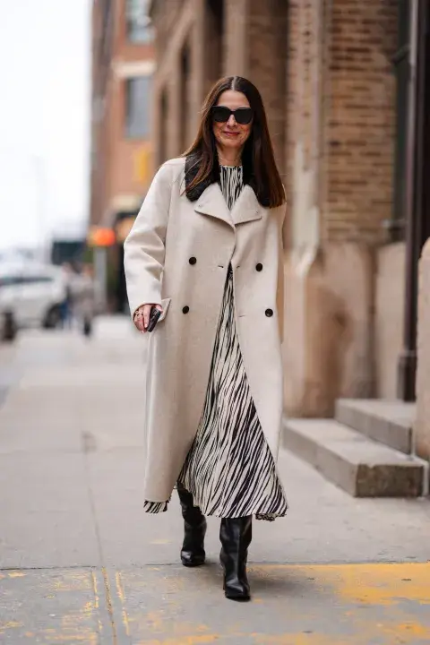 OFFWHITE Y NEGRO. No falla. Un look con vestido print y un tapado largo con este mix que tan bien queda de offwhite y negro. Ideal para el día y la noche. OFFWHITE Y NEGRO. No falla. Un look con vestido print y un tapado largo con este mix que tan bien queda de offwhite y negro. Ideal para el día y la noche.