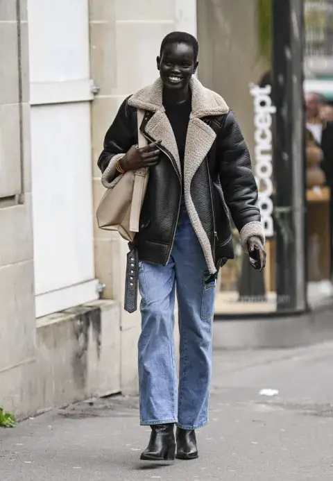 Gamulán en versión chaqueta motoquera oversize. Amplia y súper cómoda, ideal para usar con un jean recto, un cargo o un traje sastrero abajo. Gamulán en versión chaqueta motoquera oversize. Amplia y súper cómoda, ideal para usar con un jean recto, un cargo o un traje sastrero abajo.