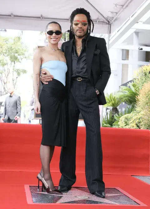 Lenny Kravitz recibiendo su estrella en el Paseo de la Fama de Hollywood en 2024, junto a su hija Zoë Kravitz. Lenny Kravitz recibiendo su estrella en el Paseo de la Fama de Hollywood en 2024, junto a su hija Zoë Kravitz.
