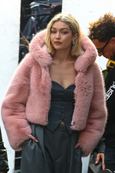 Con un pantalón sastrero y estilo de chaleco strapless, el tapado en modo Legaly Blonde es un fuego. Con un pantalón sastrero y estilo de chaleco strapless, el tapado en modo Legaly Blonde es un fuego.