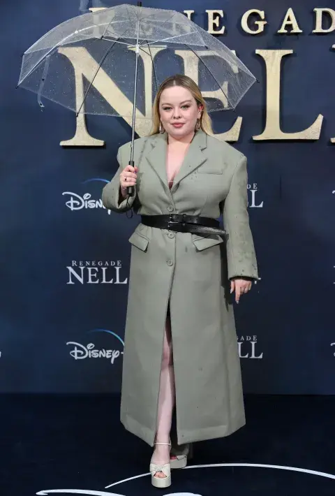 Con un impresionante look sastrero en tono verde, el doble cinturón negro es un detalle genial. Fue para el lanzamiento de Renegade Nell. Con un impresionante look sastrero en tono verde, el doble cinturón negro es un detalle genial. Fue para el lanzamiento de Renegade Nell.