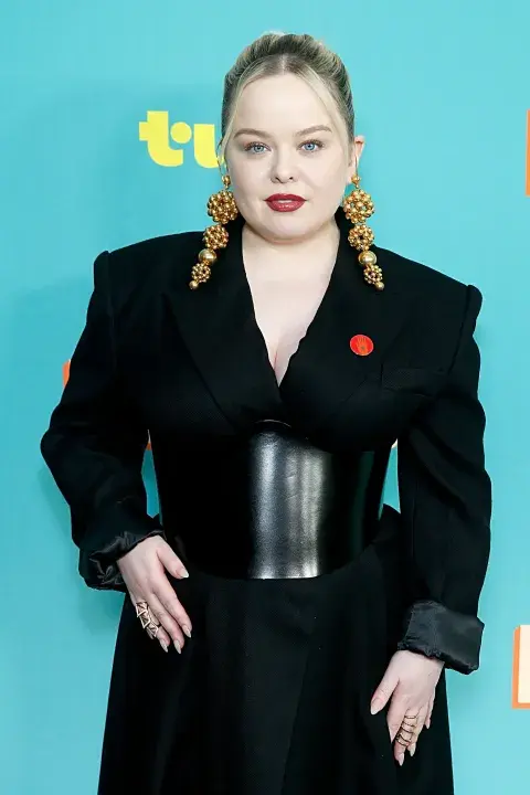 En total black con un cinturón tipo corset de cuero, los aros en dorado quedan geniales. En total black con un cinturón tipo corset de cuero, los aros en dorado quedan geniales.