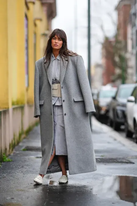 MOCASINES BLANCOS. Un look en tonos de gris con mocasines blancos que cortan el monocromo y dan un toque trendy al outfit. Sumale un par de soquetes! MOCASINES BLANCOS. Un look en tonos de gris con mocasines blancos que cortan el monocromo y dan un toque trendy al outfit. Sumale un par de soquetes!