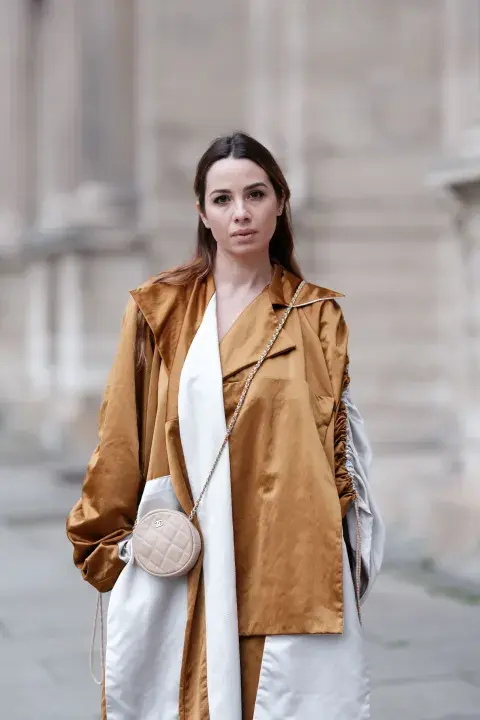 La combinación de tonos blancos y marrones, vas a verla muchísimo durante este invierno 2024. También las minibags, vuelven con todo.