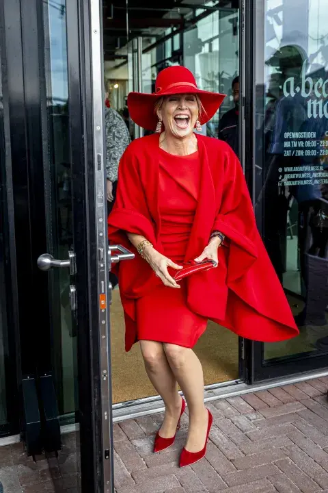 Maxima con un look rojo. Maxima con un look rojo.