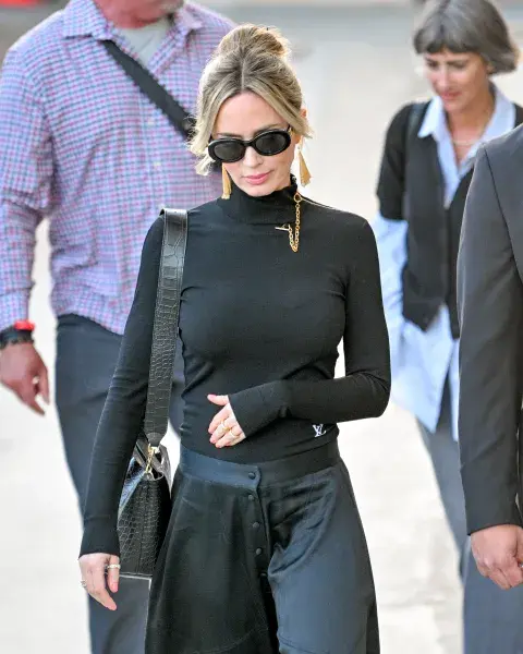 Emily Blunt eligió un look total black para su día en Los Ángeles. Emily Blunt eligió un look total black para su día en Los Ángeles.