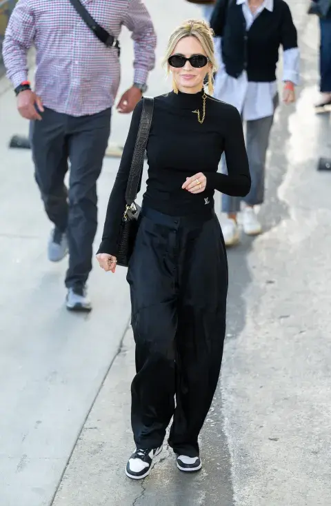 Emily Blunt sumó a su look unas zapatillas Nike Dunk Retro. Emily Blunt sumó a su look unas zapatillas Nike Dunk Retro.