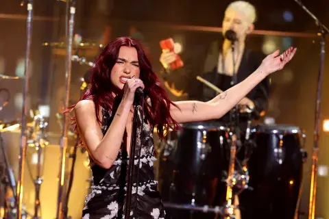 Dua Lipa durante su show en vivo. Dua Lipa durante su show en vivo.