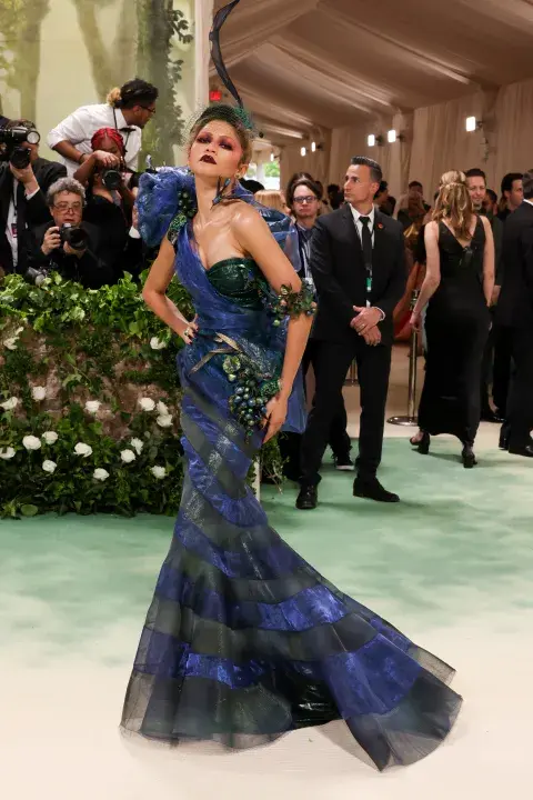 Zendaya en un vestido Margiela logra el mix gótico perfecto entre la naturaleza, la vida y la muerte. Zendaya en un vestido Margiela logra el mix gótico perfecto entre la naturaleza, la vida y la muerte.