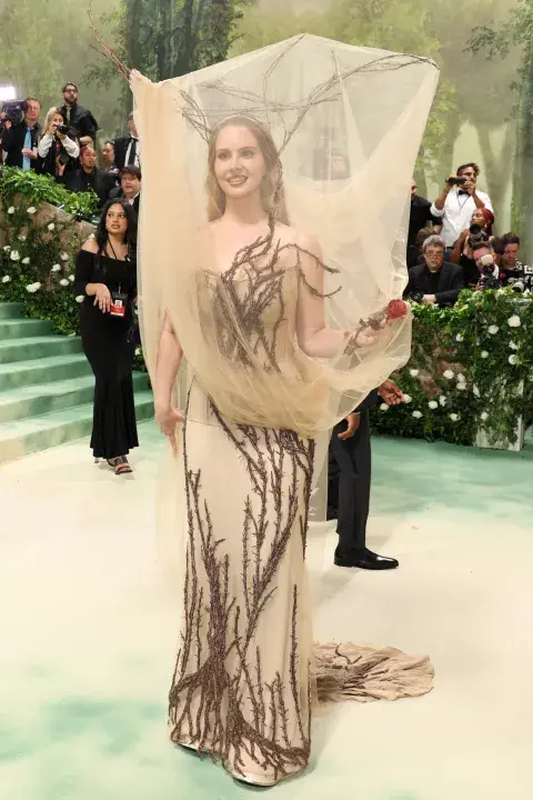 Lana Del Rey en un Alexander McQueen que captura a esencia del jardín, la niebla y el paso del tiempo. Lana Del Rey en un Alexander McQueen que captura a esencia del jardín, la niebla y el paso del tiempo.