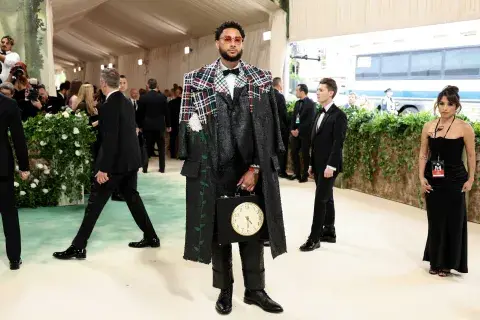 Ben Simmons, encantador, en la alfombra roja de la Gala del Met por Thom Browne. Ben Simmons, encantador, en la alfombra roja de la Gala del Met por Thom Browne.