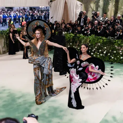 Demi Moore y el diseñador Harris Reed en estos increíbles vestidos realizados con un tapiz vintage tan delicado que no podrá volver a usarse. Demi Moore y el diseñador Harris Reed en estos increíbles vestidos realizados con un tapiz vintage tan delicado que no podrá volver a usarse.