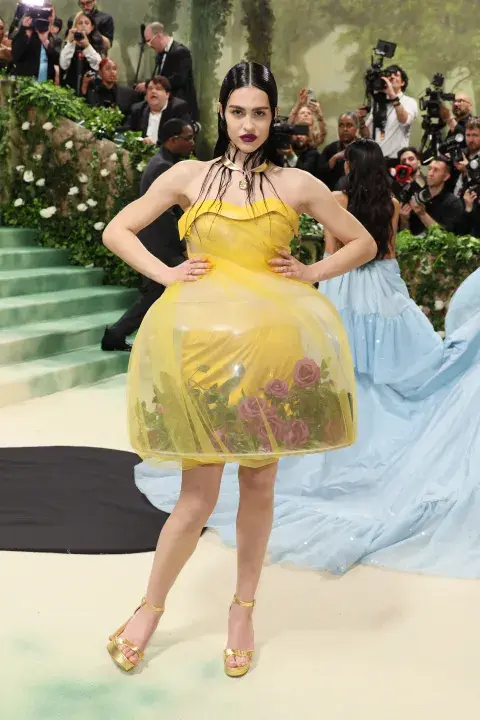 Amelia Gray con un vestido terrario de Jun Takahashi’ Amelia Gray con un vestido terrario de Jun Takahashi’