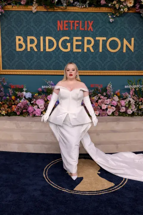Casi como un wedding mood, la silueta increíble de este vestido termina con una larga cola. Casi como un wedding mood, la silueta increíble de este vestido termina con una larga cola.
