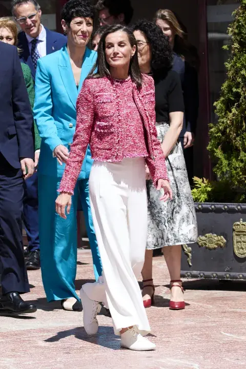 Pantalón sastrero tiro alto y wide, con un saco y blusa cortos en un tono rosa. Las zapas blancas le dan el toque canchero. Pantalón sastrero tiro alto y wide, con un saco y blusa cortos en un tono rosa. Las zapas blancas le dan el toque canchero.