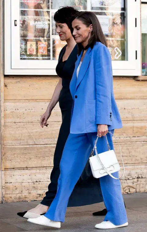 Con un look sastrero total blue, combinó blusa, cartera y zapatillas barefoot blancas. Con un look sastrero total blue, combinó blusa, cartera y zapatillas barefoot blancas.