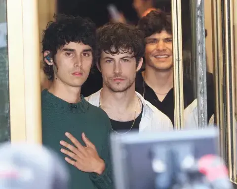 La banda de Dylan Minnette se llama Wallows. La banda de Dylan Minnette se llama Wallows.