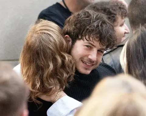 Dylan Minnette tocó con su banda en el Rockefeller Plaza. Dylan Minnette tocó con su banda en el Rockefeller Plaza.